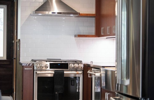 Seward Ski Chalet | Oz Lodge: Alice Chalet -Brand new, Alaskan chic chalet!