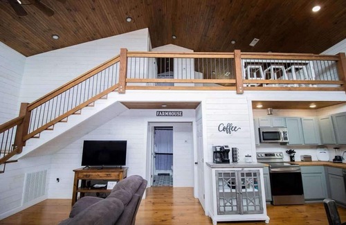 Compton House | Ozark Escape: Hot Tub, Mountain Views, and Near Buffalo River