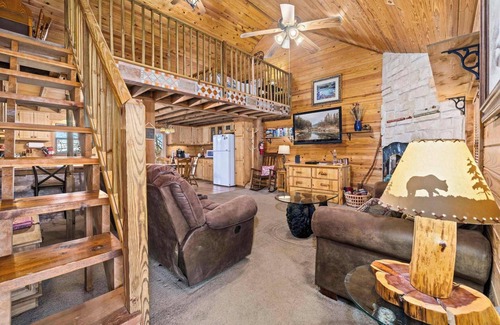 Eureka Springs House | Ozark Escape-Hot Tub-Cabin-9 mi to Eureka DT