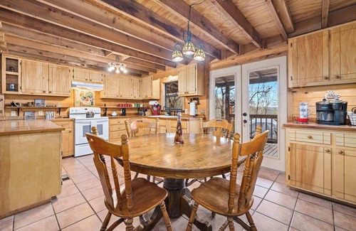 Eureka Springs House | Ozark Escape-Hot Tub-Cabin-9 mi to Eureka DT