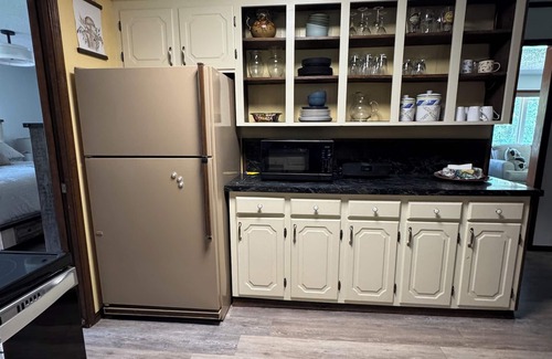 Pelsor House | Ozark Foothills Country HomenNewly Remodeled