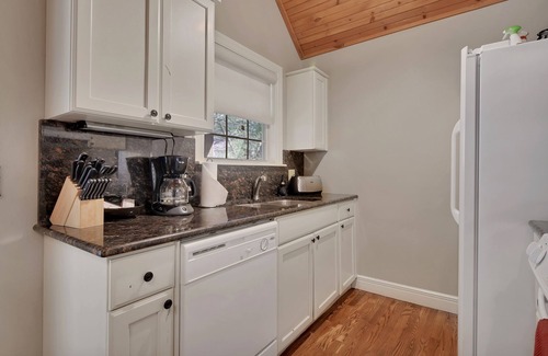 Branson West Cabin | Ozark Livin: Cabin Near Silver Dollar City with On-Site Golf Course, Dog Friendly, and Free WiFi!