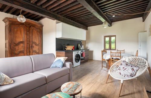 Poule-les-Echarmeaux Apartment | Pépoule - Appartements avec vue sur les monts du Beaujolais