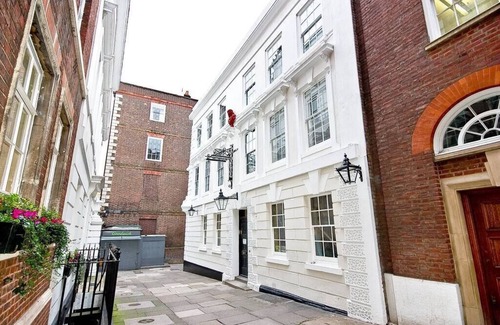 Temple Apartment | P1E Double Room Private Shower air con wifi