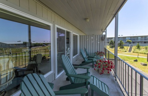 Gearhart Condo | P464 2 Bedroom, Stairs down to the unit, PET FRIENDLY, single level building