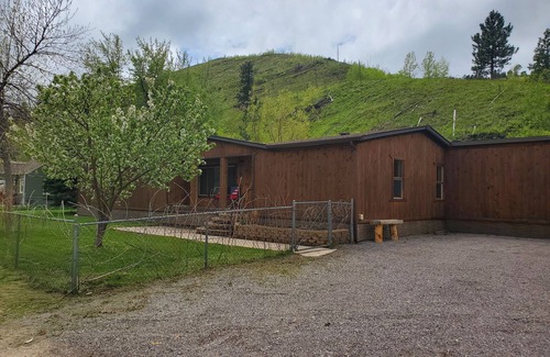 Deadwood House | PA's HOUSE; COMFY; PETS; DEADWOOD, MICHELSON TRAIL. UTV & EBIKE RENTAL; HWY 385