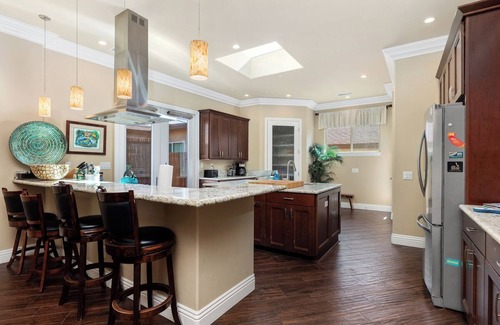 Crown Point House | PACIFIC BEACH Private Oasis With HEATED Pool & Jacuzzi! Newly Remodeled Superb