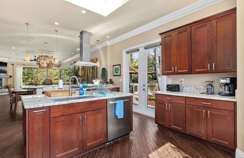Crown Point House | PACIFIC BEACH Private Oasis With HEATED Pool & Jacuzzi! Newly Remodeled Superb