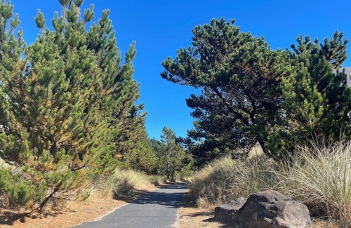 Shorepine Village Apartment | Pacific City Serenity: Walk to Beach, Pelican Brewery & Iconic Cape Kiwanda