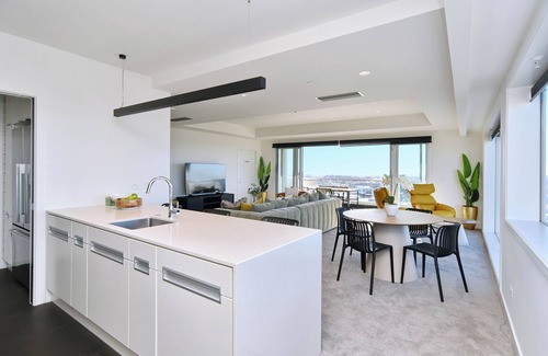 Christchurch City Centre Apartment | Pacific Horizon - Luxury Sky Suite 19th Floor City Views