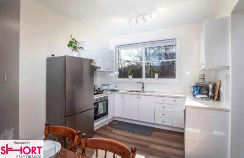 Orange Villa | Paddington Villa 1 - Free Wi-fi, Netflix