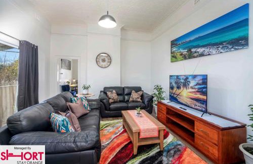 Orange Villa | Paddington Villa 1 - Free Wi-fi, Netflix