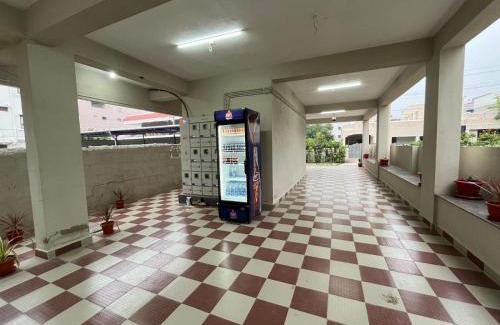 Tirupati House | Padmavathi Homestay -2BHK 1BHK AC Apartments for group of families - Best location - Flyover to Alipiri gate - Walk to PS4 Veg Restaurant - Modular Kitchen - Super fast Wi-Fi- Near to Tirupati Bus Stand 2 KM-Near to Railway Station 2KM