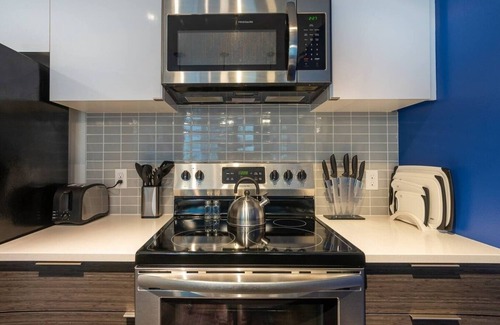 Hilltop Apartment | Paid Garage Parking- King Bed-Balcony W/D 55" TV