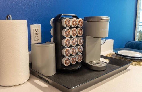 Hilltop Apartment | Paid Garage Parking- King Bed-Balcony W/D 55" TV