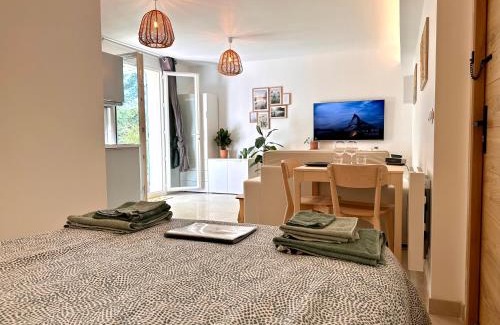 Peyrolles-en-Provence Apartment | Paisible studio tout neuf en lisière de forêt