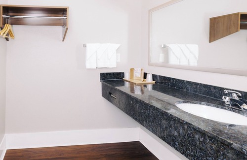 North Shore Hotel | Palace Inn I10East & John Ralston