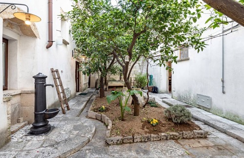 Galatone House | Palazzo Rolli - The Room of the Casks