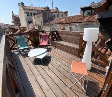 Cannaregio House | Palazzo Veneziano direct at the canal with roof terrace