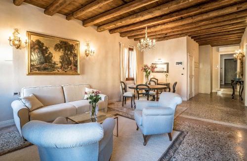 Cannaregio House | Palazzo Veneziano direct at the canal with roof terrace
