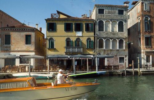 Cannaregio House | Palazzo Veneziano direct at the canal with roof terrace