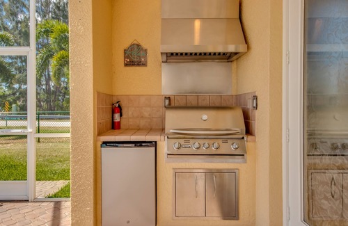 Trafalgar House | PALM BREEZE - SWIM UP TO THE BAR! Integrated spa, Outdoor grill, Fire pit!