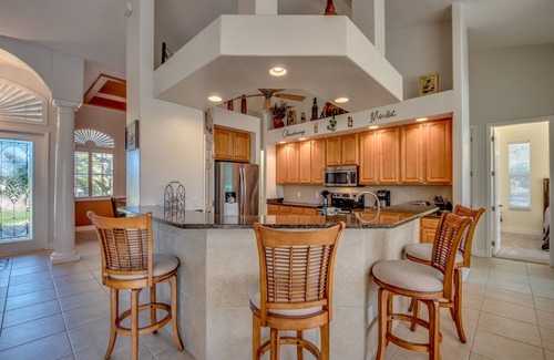 Trafalgar House | PALM BREEZE - SWIM UP TO THE BAR! Integrated spa, Outdoor grill, Fire pit!