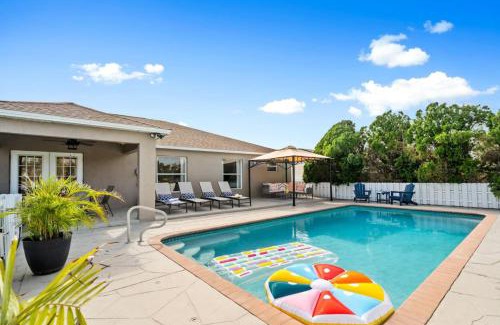 Caloosahatchee House | Palm Breeze Villa Cape Coral Heated Pool