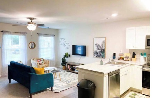 Sunset Beach House | Palm Paradise 3 Bdrm home w/patio 10 min to Beach