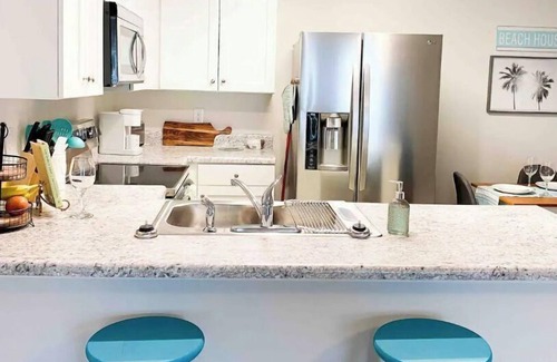 Sunset Beach House | Palm Paradise 3 Bdrm home w/patio 10 min to Beach