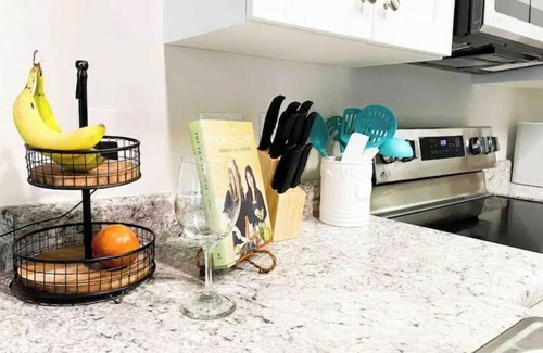 Sunset Beach House | Palm Paradise 3 Bdrm home w/patio 10 min to Beach
