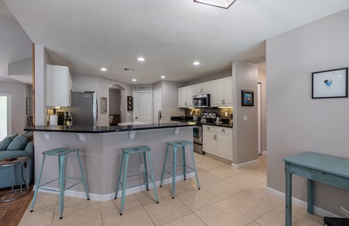 Vero Lake Estates House | 🍹🌞 Palm Paradise! Heated Pool, Lanai with TV, Grill, & Fenced Yard!