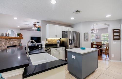 Vero Lake Estates House | 🍹🌞 Palm Paradise! Heated Pool, Lanai with TV, Grill, & Fenced Yard!
