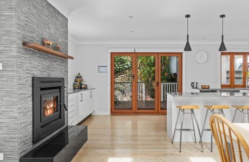 Avoca Beach House | Palm Paradise Near the Beach