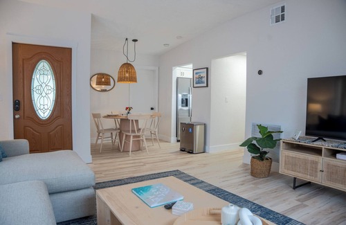 Treasure Island House | Palm Paradise ~ Steps to Sand ~ Newly Remodeled