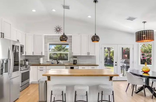 Racquet Club South House | Palm Springs Pool Home - Spa + Family Retreat