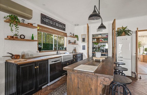 Aldinga Beach House | Palm Tree Cottage - Aldinga Beach - C21 SouthCoast Holidays