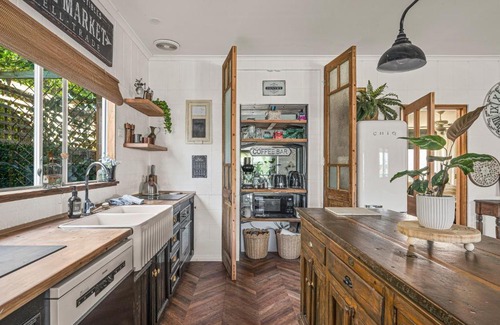 Aldinga Beach House | Palm Tree Cottage - Aldinga Beach - C21 SouthCoast Holidays