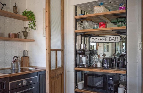 Aldinga Beach House | Palm Tree Cottage - Aldinga Beach - C21 SouthCoast Holidays