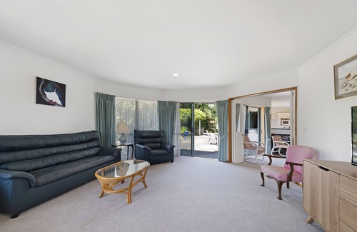 Papamoa Beach Cottage | Palm Tree Haven - Papamoa Holiday Home