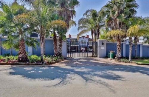 Schoemansville Apartment | Palm Valley Inn - Spacious honeymoon suite unit 9