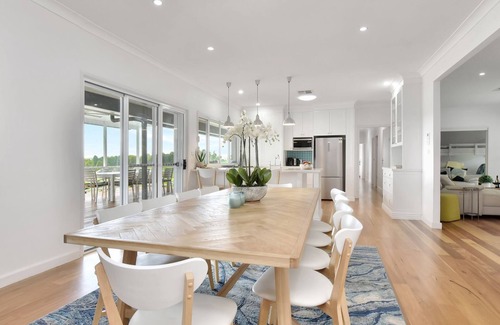Pokolbin House | Palmers Lane Vineyard Estate and Retreat with Pool offers a large 6br home and 2br cottage