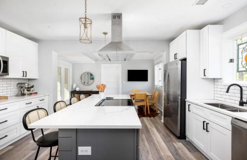 Mount Pleasant House | Palmetto Grove Walk to Shem Creek Mins to Dwtn