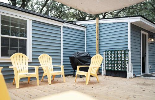 North Charleston House | Palmetto Porch - Family Home Near Park Circle