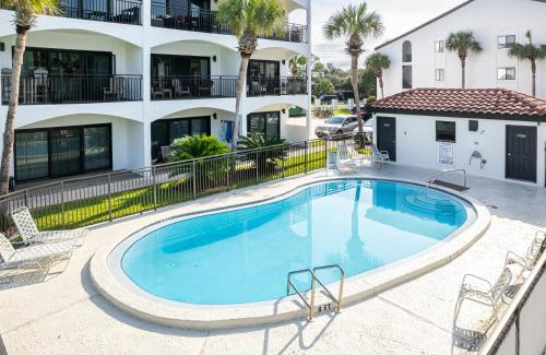 Seagrove Beach House | Palms of Seagrove D5, Steps to the Beach, Sleeps 4, Pool, 2 bikes and 5 mins from Seaside