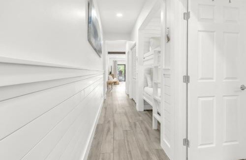 Seagrove Beach House | Palms of Seagrove D5, Steps to the Beach, Sleeps 4, Pool, 2 bikes and 5 mins from Seaside