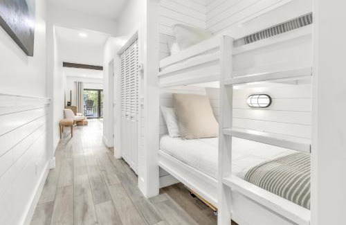 Seagrove Beach House | Palms of Seagrove D5, Steps to the Beach, Sleeps 4, Pool, 2 bikes and 5 mins from Seaside