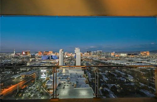Las Vegas Apartment | Palms Place Hotel StripView with Open Balcony -33
