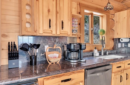 Bailey House | Panaromic Mountain Views, Hot tub, Geodesic Dome, Game room!