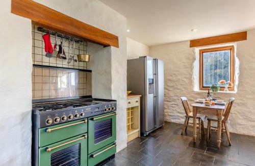 Dolgellau House | Pandy Farmhouse - Panoramic mountain views within Snowdonia's National Park - 4x4 Only